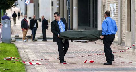 mujer se tira por la ventana valladolid|Una mujer de 31 años fallece al tirarse desde la ventana de su。